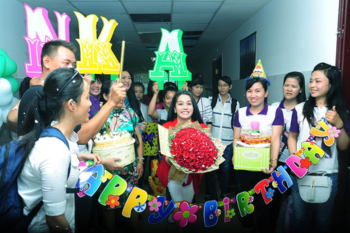 Nhật Kim Anh đón sinh nhật ở trường quay