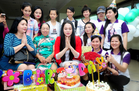 Nhật Kim Anh đón sinh nhật ở trường quay - Ảnh 4 Nhat Kim Anh don sinh nhat o truong quay - Anh 4