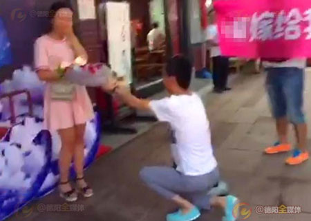 Chàng trai cầu hôn bạn gái bằng sổ đỏ, xe hơi bị cự tuyệt đau đớn - Ảnh 1 Chang trai cau hon ban gai bang so do, xe hoi bi cu tuyet dau don - Anh 1