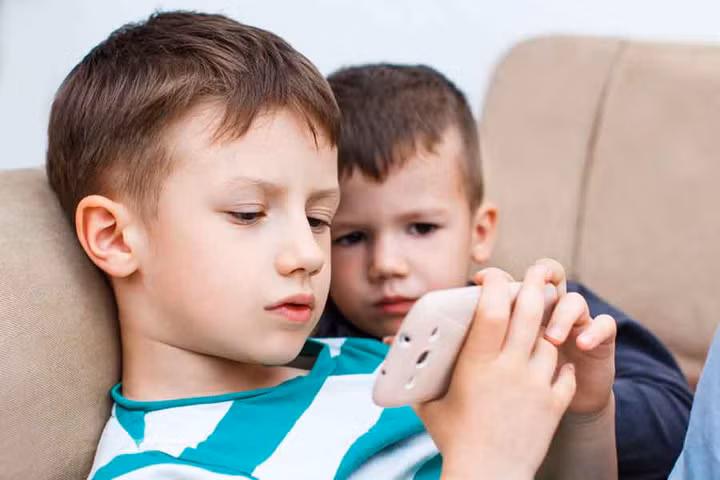 6 lí do bố mẹ không nên cho con dùng smartphone