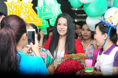 Nhật Kim Anh đón sinh nhật ở trường quay - Ảnh 6 Nhat Kim Anh don sinh nhat o truong quay - Anh 6