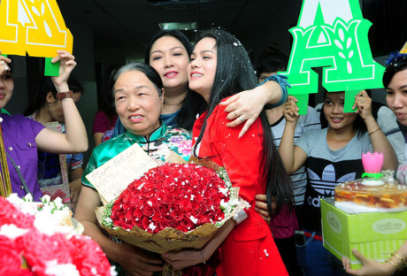 Nhật Kim Anh đón sinh nhật ở trường quay - Ảnh 2 Nhat Kim Anh don sinh nhat o truong quay - Anh 2