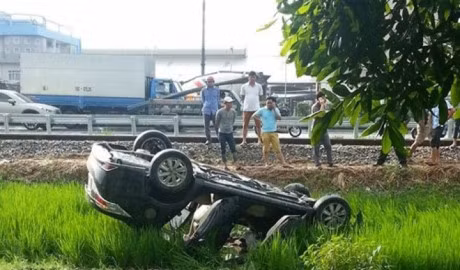 Bi tau hoa dam, o to lat nhao xuong ruong - Anh 1