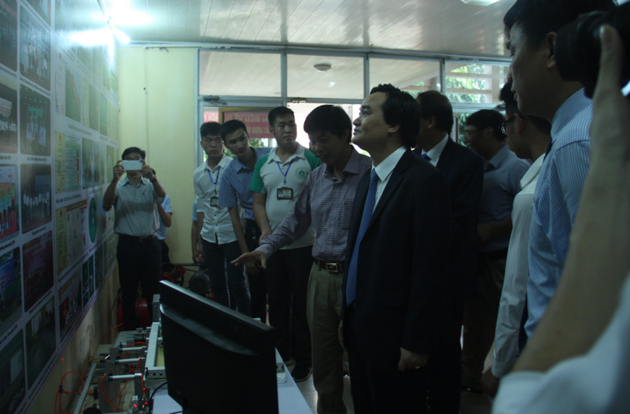 Bộ trưởng Phùng Xuân Nhạ tham quan triển lãm Kết quả nghiên cứu khoa học và GD&ĐT tại Trường ĐH Lâm nghiệp