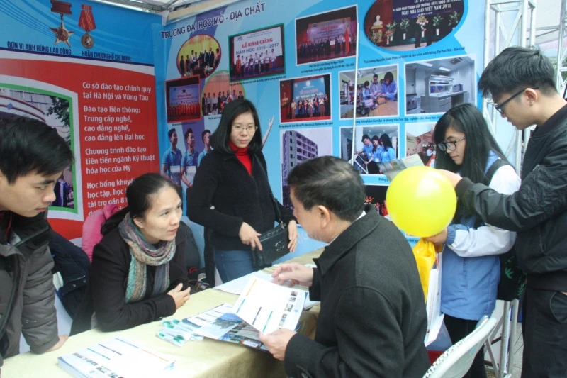 Thí sinh và phụ huynh đến tìm hiểu tại gian trưng bày Trường ĐH Mỏ - Địa chất trong Ngày hội tư vấn tuyển sinh 2017