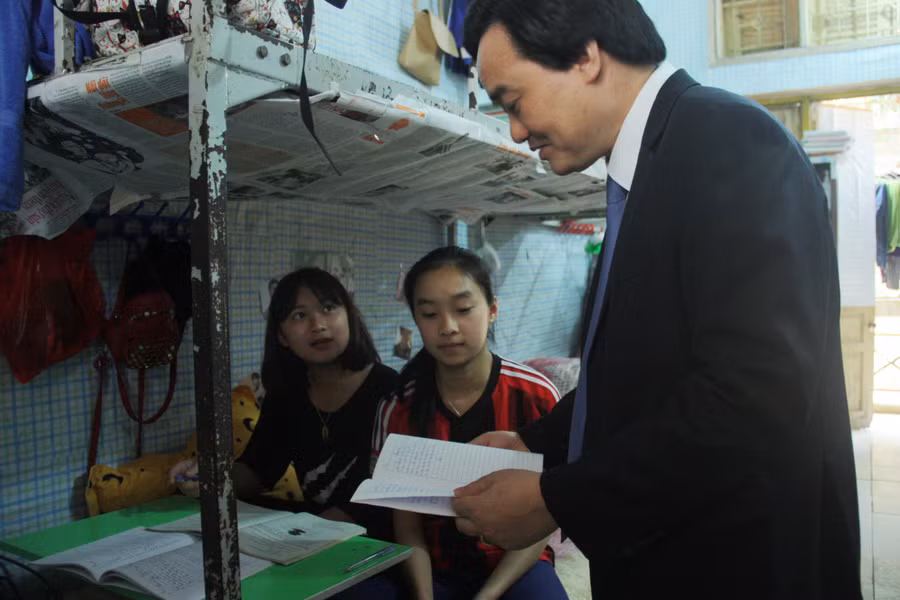 Bộ trưởng Phùng Xuân Nhạ hỏi thăm, trò chuyện với học sinh Ban phổ thông dân tộc nội trú (Trường ĐH Lâm nghiệp)