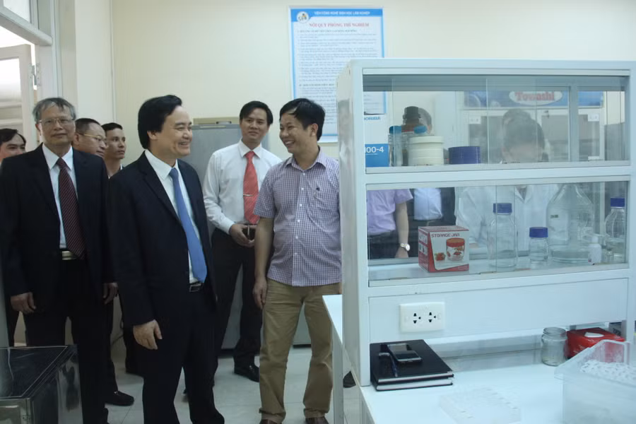 Bộ trưởng Bộ GD&ĐT Phùng Xuân Nhạ thăm phòng thí nghiệm tại Trường ĐH Lâm nghiệp Hà Nội