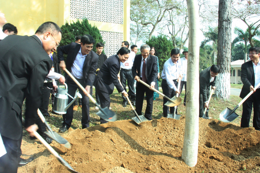Bộ trưởng Phùng Xuân Nhạ trồng cây lưu niệm tại Trường ĐH Lâm nghiệp