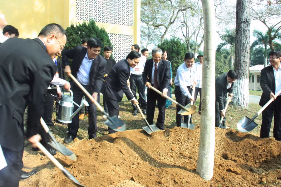 Bộ trưởng Phùng Xuân Nhạ trồng cây lưu niệm tại Trường ĐH Lâm nghiệp