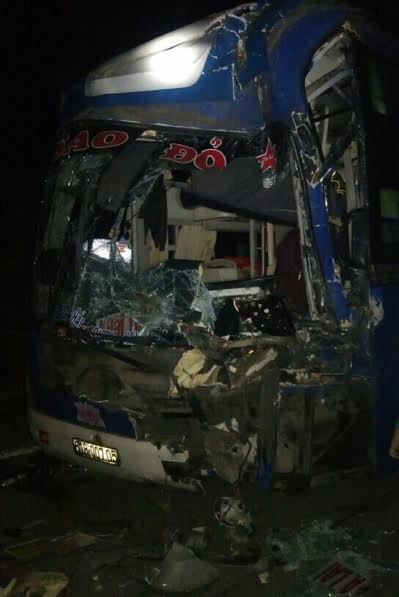 Chiếc xe khách bị biến dạng phần đầu sau vụ tai nạn