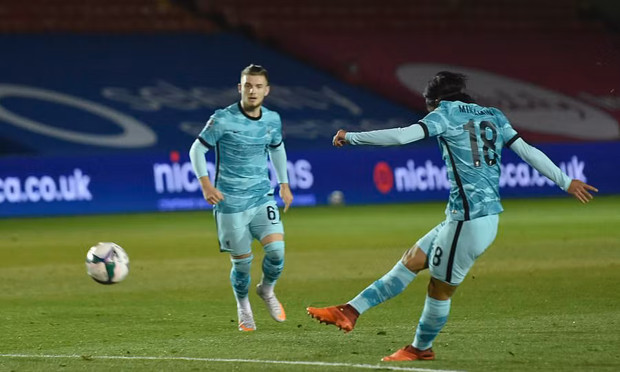 Tiền đạo người Nhật Bản Minamino lập cú đúp trong chiến thắng đậm 7-2 của Liverpool.