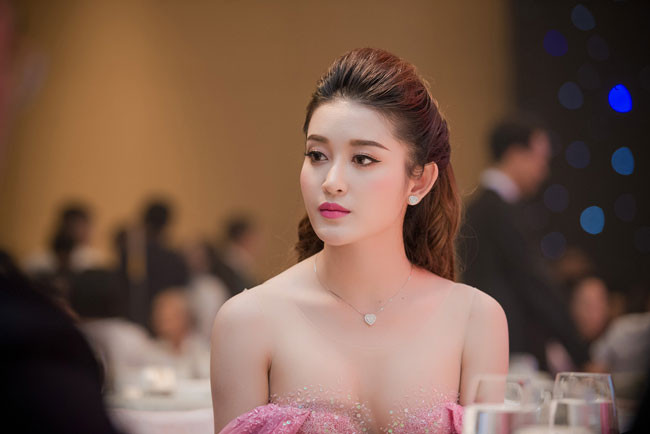 Huyền My vai trần trễ nải thu hút bao ánh nhìn ảnh 25 Huyền My vai trần trễ nải thu hút bao ánh nhìn ảnh 25
