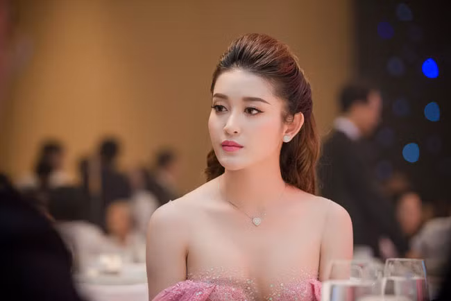 Huyền My vai trần trễ nải thu hút bao ánh nhìn ảnh 25