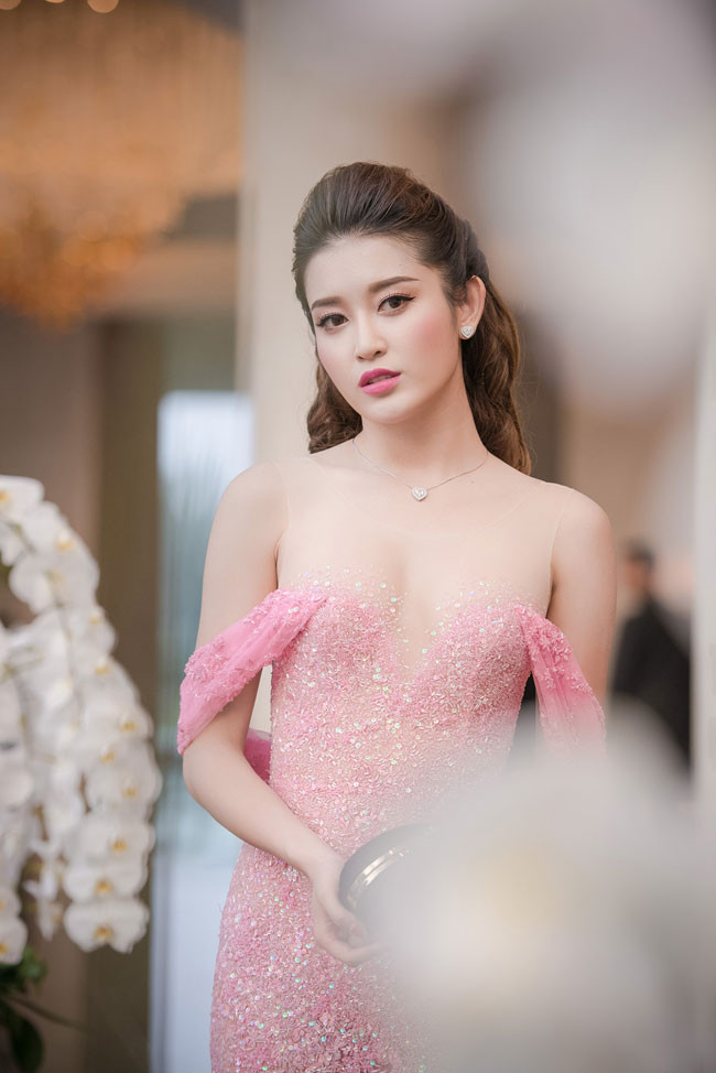 Huyền My vai trần trễ nải thu hút bao ánh nhìn ảnh 13 Huyền My vai trần trễ nải thu hút bao ánh nhìn ảnh 13