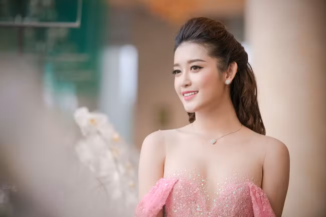 Huyền My vai trần trễ nải thu hút bao ánh nhìn ảnh 17