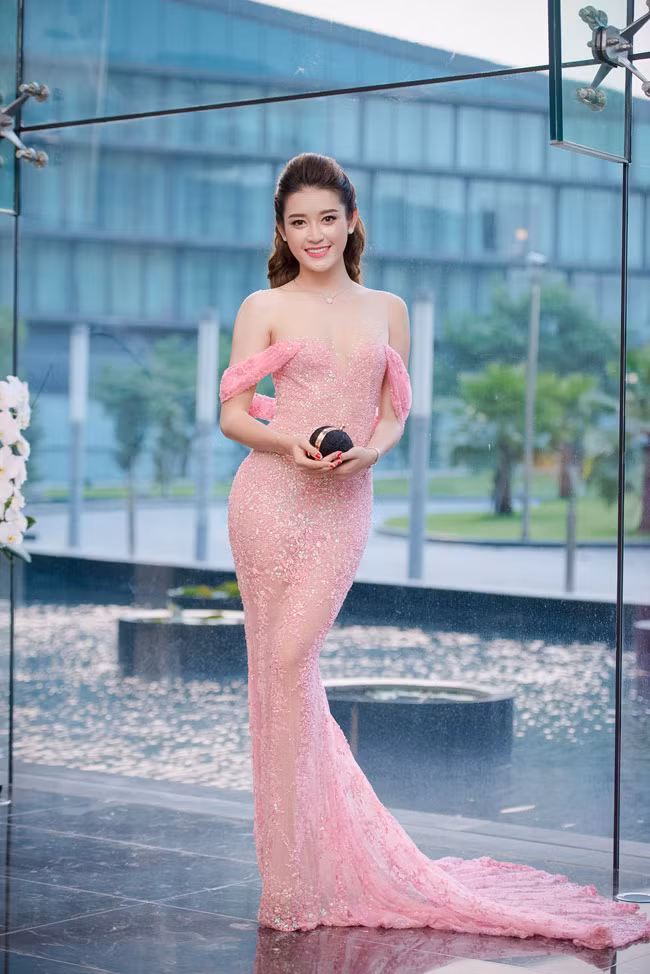 Huyền My vai trần trễ nải thu hút bao ánh nhìn ảnh 9