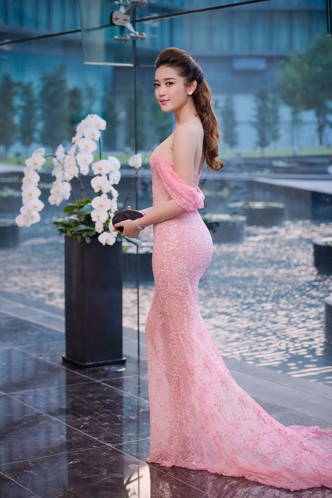 Huyền My vai trần trễ nải thu hút bao ánh nhìn ảnh 7