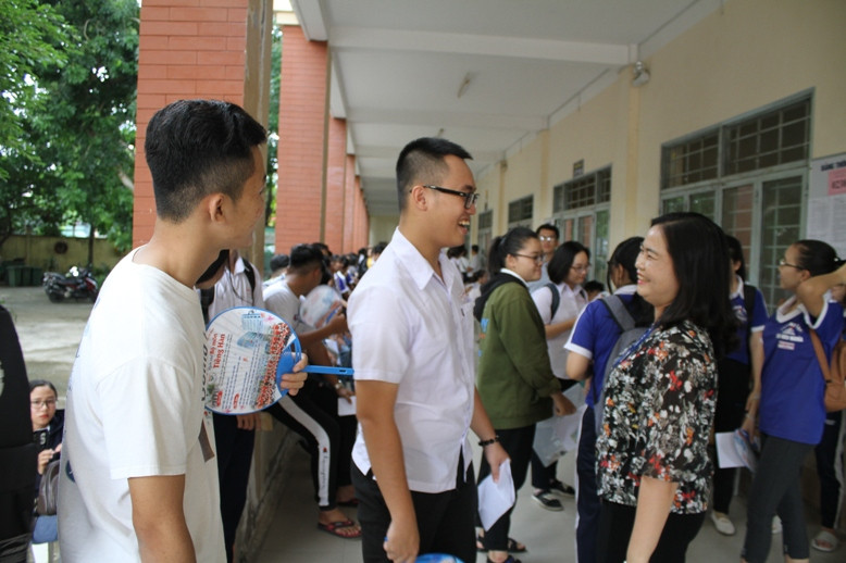 Bà Trần Hồng Thắm - Giám đốc Sở GD&ĐT TP Cần Thơ động viên học sinh trước giờ làm bài.