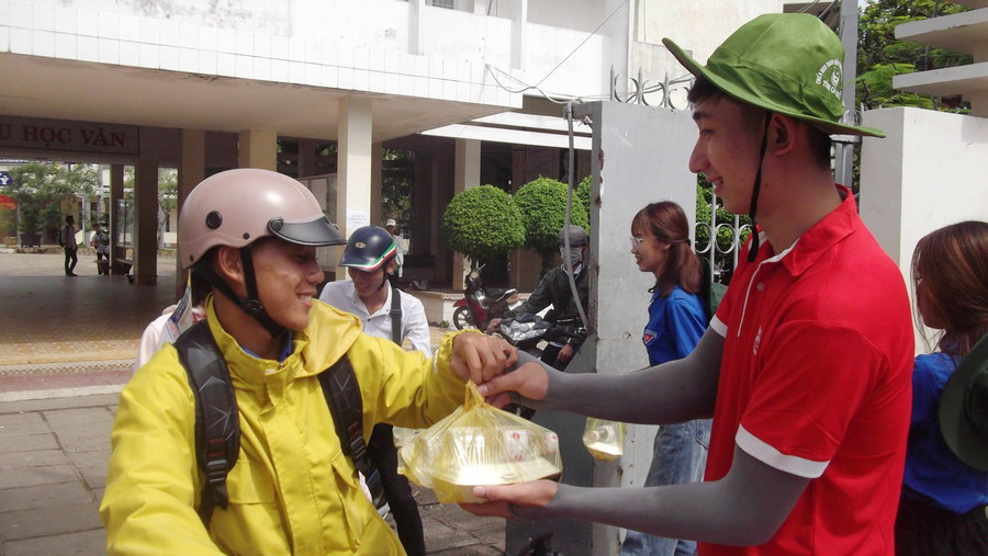 Những phần cơm miễn phí ấm lòng sĩ tử từ vùng khó...