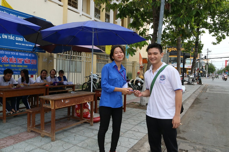 Phát bút cho thí sinh kèm những lời chúc, động viên...