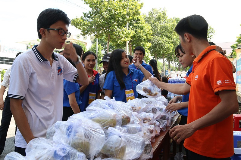Thí sinh tỉnh Tiền Giang nhận những phần cơm nóng hổi miễn phí sau giờ thi...