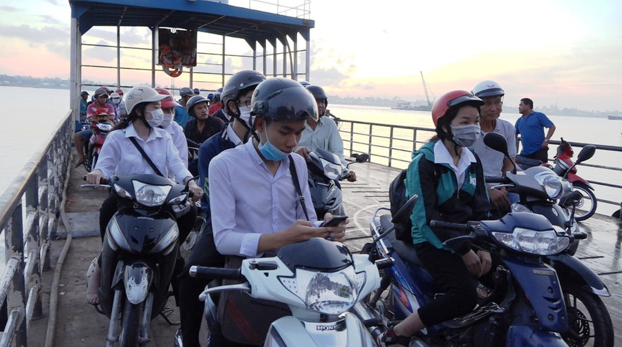 Chuyến phà miễn phí đưa thí sinh vùng biên giới huyện Hồng Ngự (Đồng Tháp).