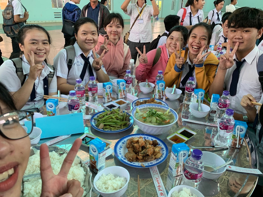 Học sinh hoàn cảnh khó khăn ở quận Thốt Nốt (TP Cần Thơ) được ăn cơm trưa miễn phí trong suốt kỳ thi...