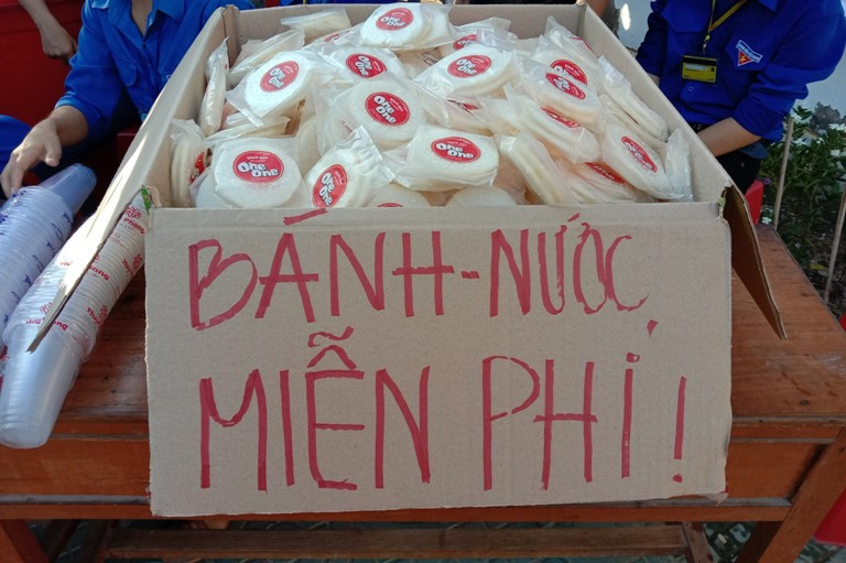 Bánh, nước tiếp sức thí sinh ở tỉnh Trà Vinh...