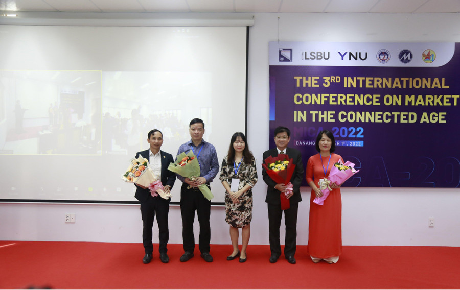 Đại diện Trường ĐH Kinh tế, ĐH Đà Nẵng tặng hoa cho các đơn vị đồng tổ chức Đại diện Trường ĐH Kinh tế, ĐH Đà Nẵng tặng hoa cho các đơn vị đồng tổ chức