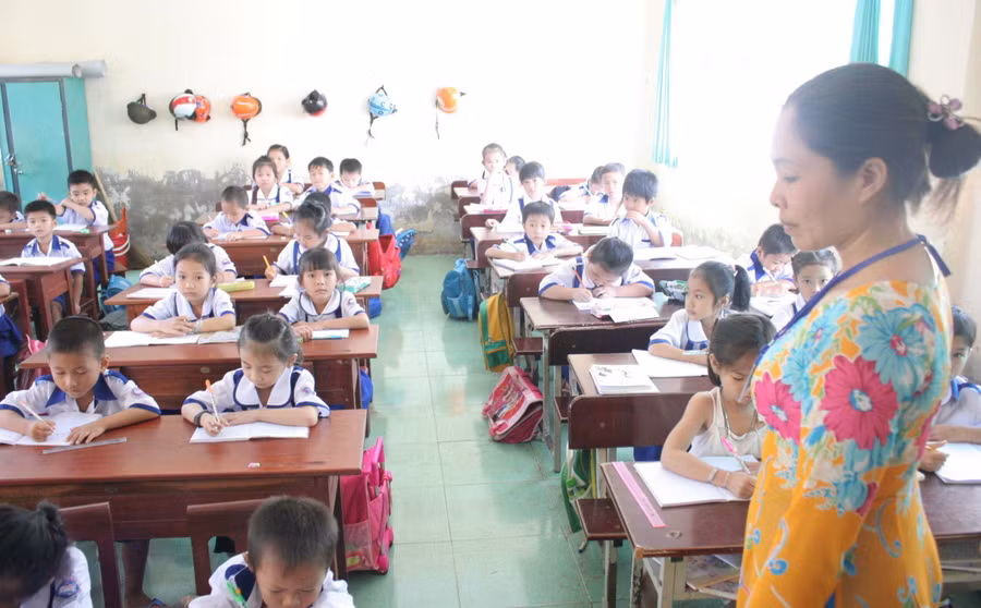 Cô trò Trường TH thị trấn Năm Căn, huyện Năm Căn (Cà Mau).