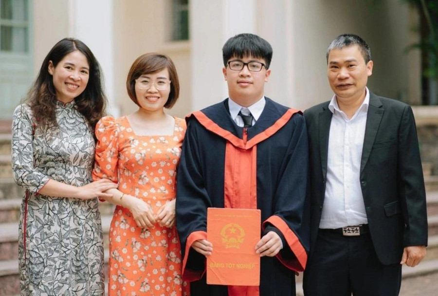 Ngô Quý Đăng cùng các thầy cô Trường THPT chuyên Khoa học Tự nhiên trong ngày tốt nghiệp.