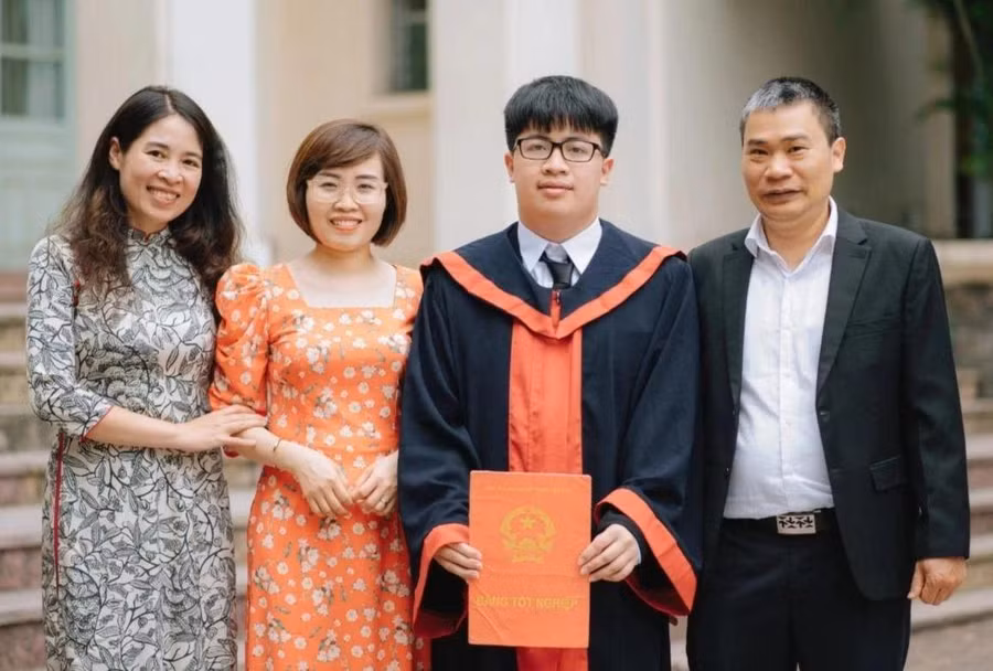 Ngô Quý Đăng cùng các thầy cô Trường THPT chuyên Khoa học Tự nhiên trong ngày tốt nghiệp. Ngô Quý Đăng cùng các thầy cô Trường THPT chuyên Khoa học Tự nhiên trong ngày tốt nghiệp.