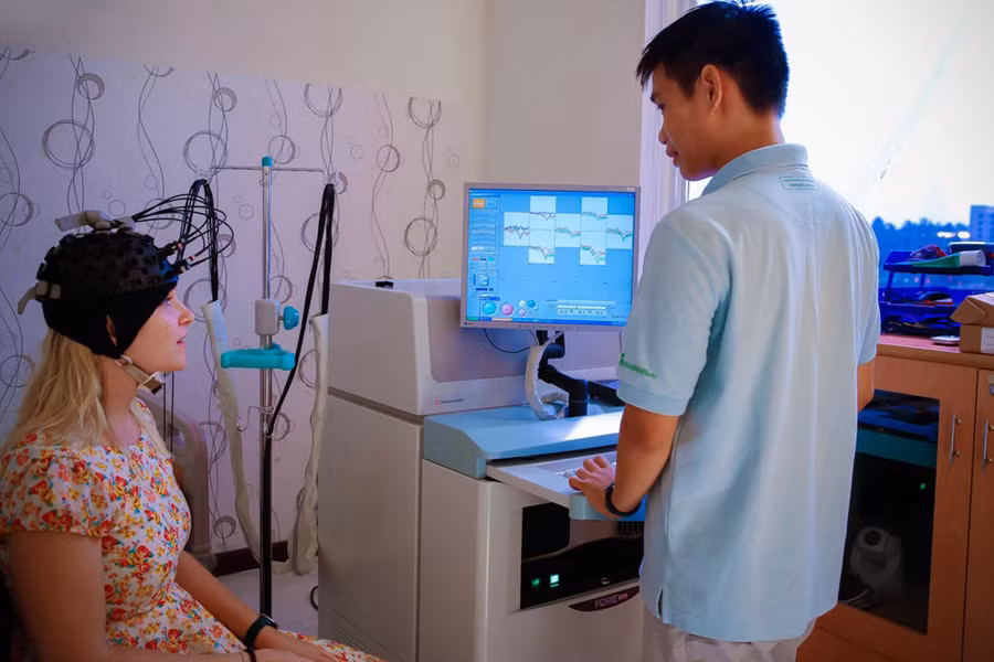 Sinh viên ngành Kỹ thuật y sinh Trường ĐH Quốc tế (ĐHQG TPHCM) học thực hành.