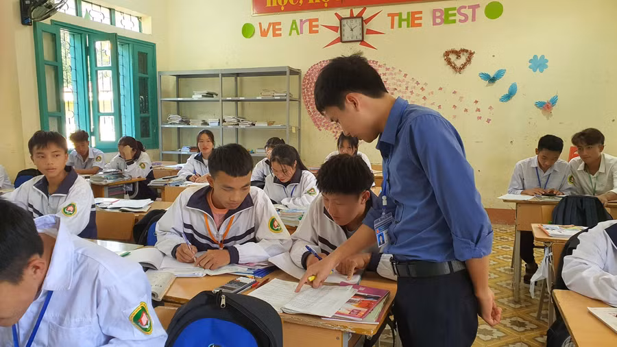 Thầy Nguyễn Đức Hùng, Trường Phổ thông Dân tộc nội trú THPT Điện Biên Đông (tỉnh Điện Biên) hướng dẫn học sinh trong giờ học.