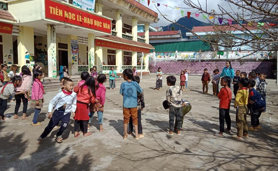 Giờ giải lao của cô Hương và học sinh lớp 5A1.