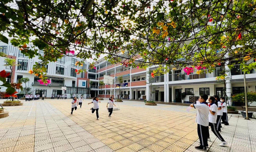 Học sinh Trường THCS Hoàng Mai học môn Khoa học tự nhiên ngoài sân trường.