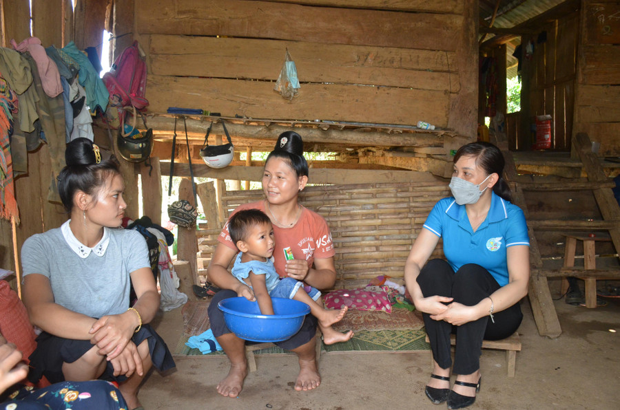 Lò Thị Phúc trò chuyện cùng chị em phụ nữ xã. Lò Thị Phúc trò chuyện cùng chị em phụ nữ xã.