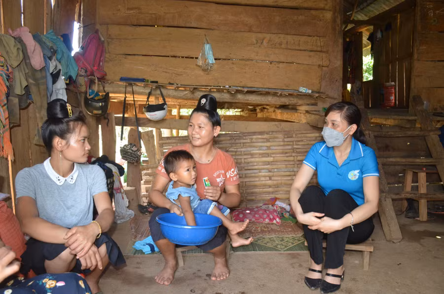 Lò Thị Phúc trò chuyện cùng chị em phụ nữ xã.