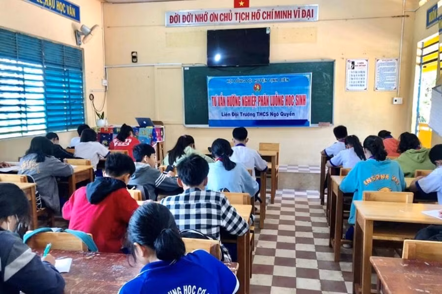 Trường Trung cấp nghề Dân tộc nội trú An Giang tổ chức tư vấn, hướng nghiệp, phân luồng học sinh.