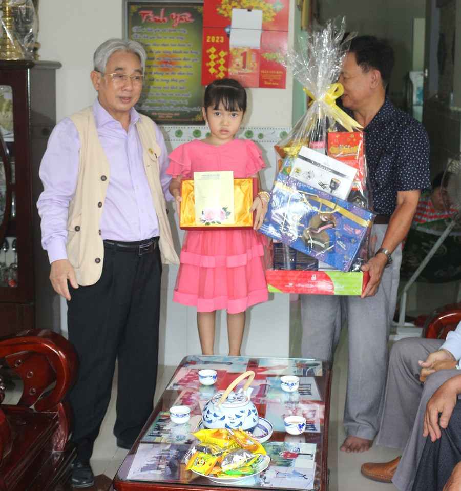 Trao quà tết cho gia đình anh Nguyễn Minh Trường.