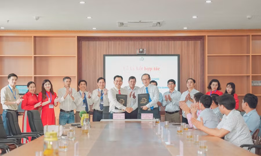 Lãnh đạo Sở KH&CN tỉnh Kiên Giang và Trường ĐH Kiên Giang ký kết ghi nhớ hợp tác.