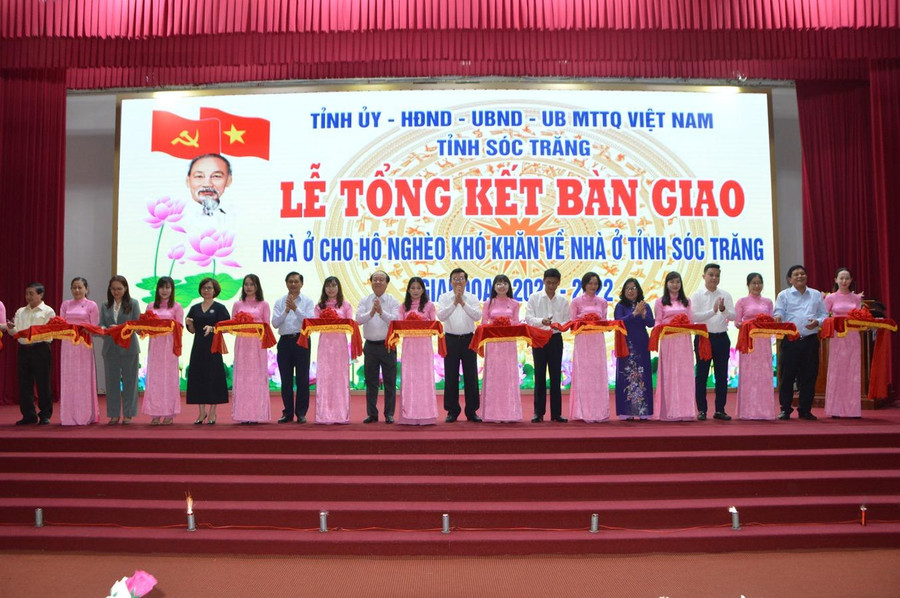 Ban chỉ đạo vận động hỗ trợ xây dựng nhà ở cho hộ nghèo khó khăn về nhà ở tỉnh Sóc Trăng cắt băng bàn giao nhà ở cho hộ nghèo. Ban chỉ đạo vận động hỗ trợ xây dựng nhà ở cho hộ nghèo khó khăn về nhà ở tỉnh Sóc Trăng cắt băng bàn giao nhà ở cho hộ nghèo.