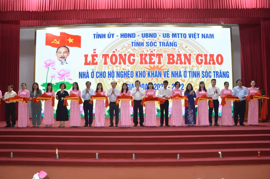 Ban chỉ đạo vận động hỗ trợ xây dựng nhà ở cho hộ nghèo khó khăn về nhà ở tỉnh Sóc Trăng cắt băng bàn giao nhà ở cho hộ nghèo.