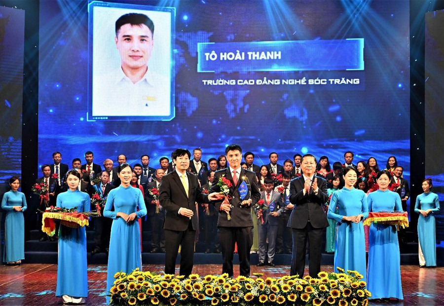 Thầy Tô Hoài Thanh tại lễ vinh danh nhà giáo tiêu biểu, xuất sắc năm 2022 tại Hà Nội. Thầy Tô Hoài Thanh tại lễ vinh danh nhà giáo tiêu biểu, xuất sắc năm 2022 tại Hà Nội.