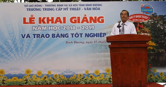 Thầy Lê Văn Tài - Hiệu trưởng nhà trường phát biểu tại buổi lễ