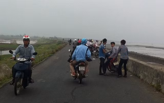 Người nhà và các bạn em Ngô Quý D. lỗ nực tìm kiếm suốt 2 ngày qua