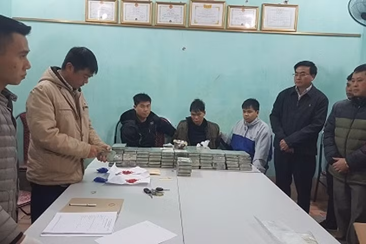 Đối tượng vận chuyển ma túy tại cơ quan điều tra