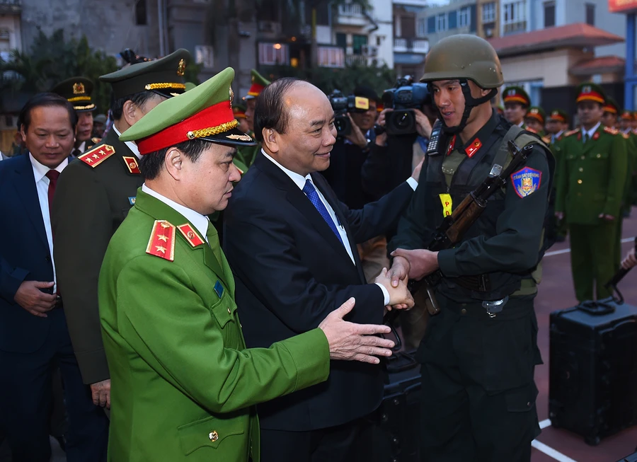 Thủ tướng kiểm tra công tác sẵn sàng chiến đấu tại Bộ Tư lệnh Cảnh sát cơ động 