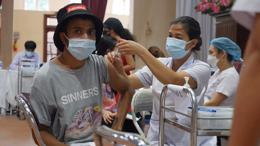 Lưu học sinh của Khoa Quốc tế, Đại học Thái Nguyên tiêm mũi 1 vắc-xin phòng ngừa Covid-19.