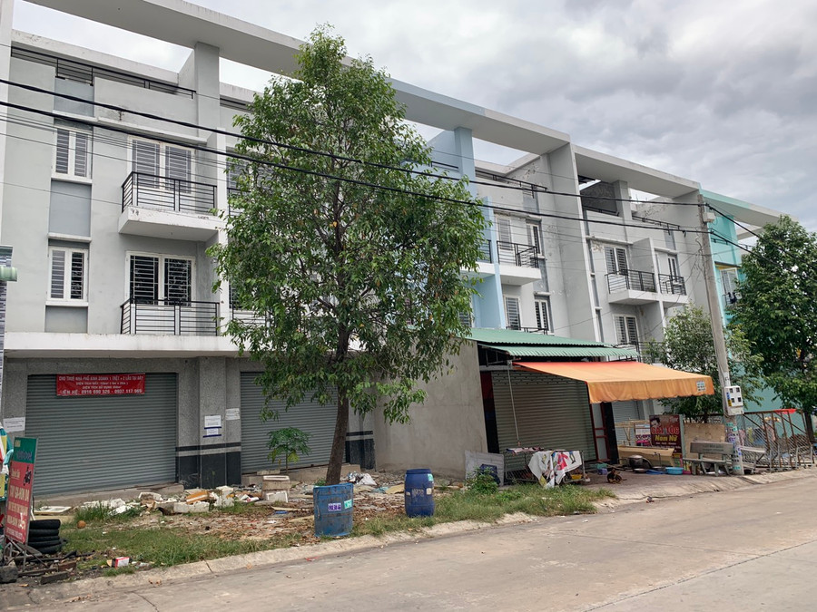 Trái ngược với những căn nhà lô góc, mặt tiền đẹp, nhiều căn nhà trong dự án khác rơi vào tình trạng cửa đóng then cài, hoang hóa suốt nhiều năm qua. Trái ngược với những căn nhà lô góc, mặt tiền đẹp, nhiều căn nhà trong dự án khác rơi vào tình trạng cửa đóng then cài, hoang hóa suốt nhiều năm qua.